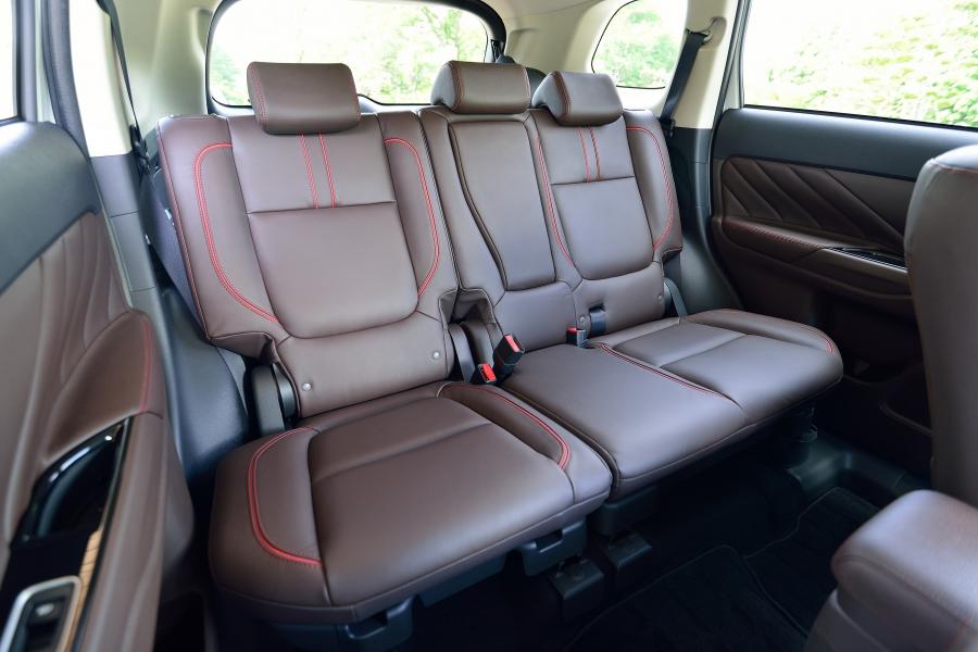 Интерьер Mitsubishi Outlander PHEV 2017 года  (JP) (фото 7 из 22)